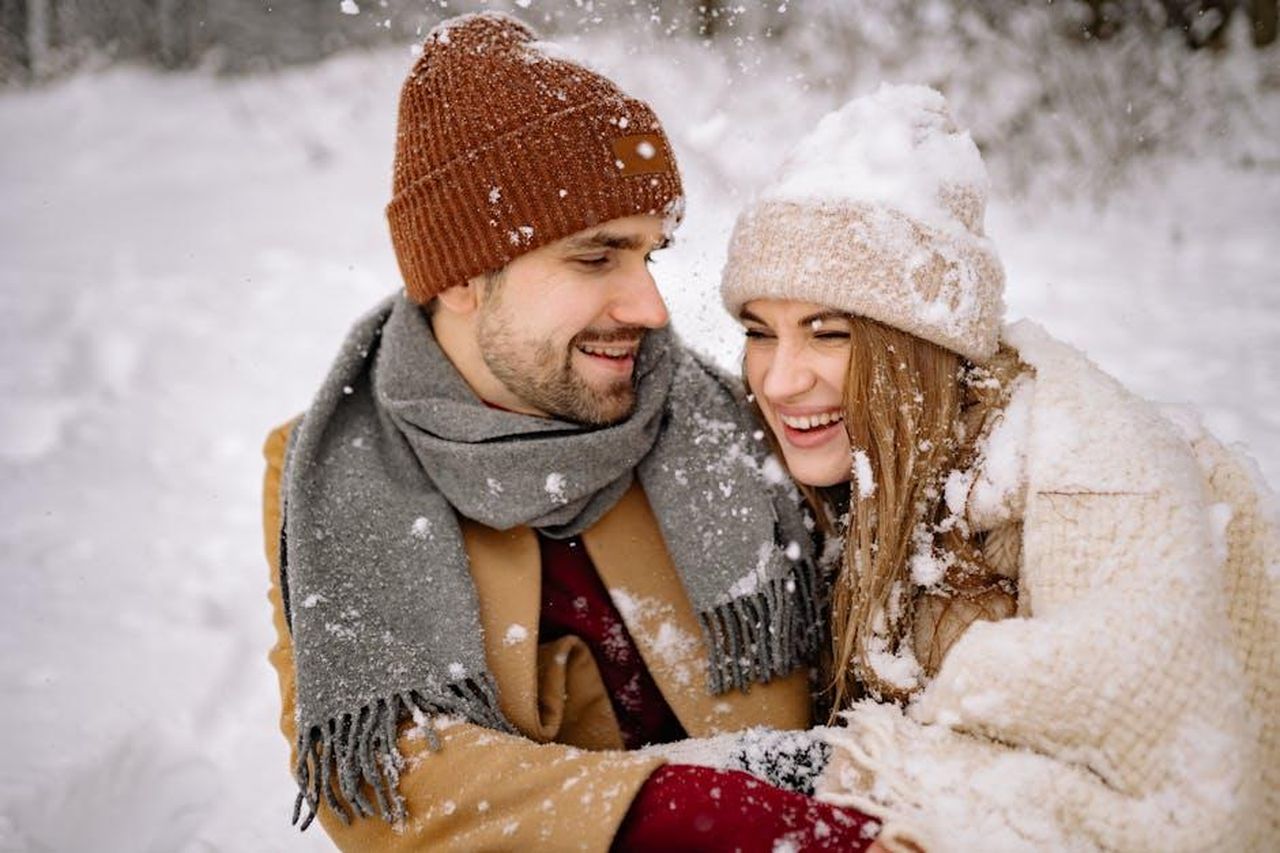 Momenti_di_divertimento_e_scherzi_tra_i_concorrenti_GYkrPSIdlj - Confidenze24 Source: Yan Krukau - pexels - A happy couple in cozy winter attire embracing joyfully amidst a snowy landscape.