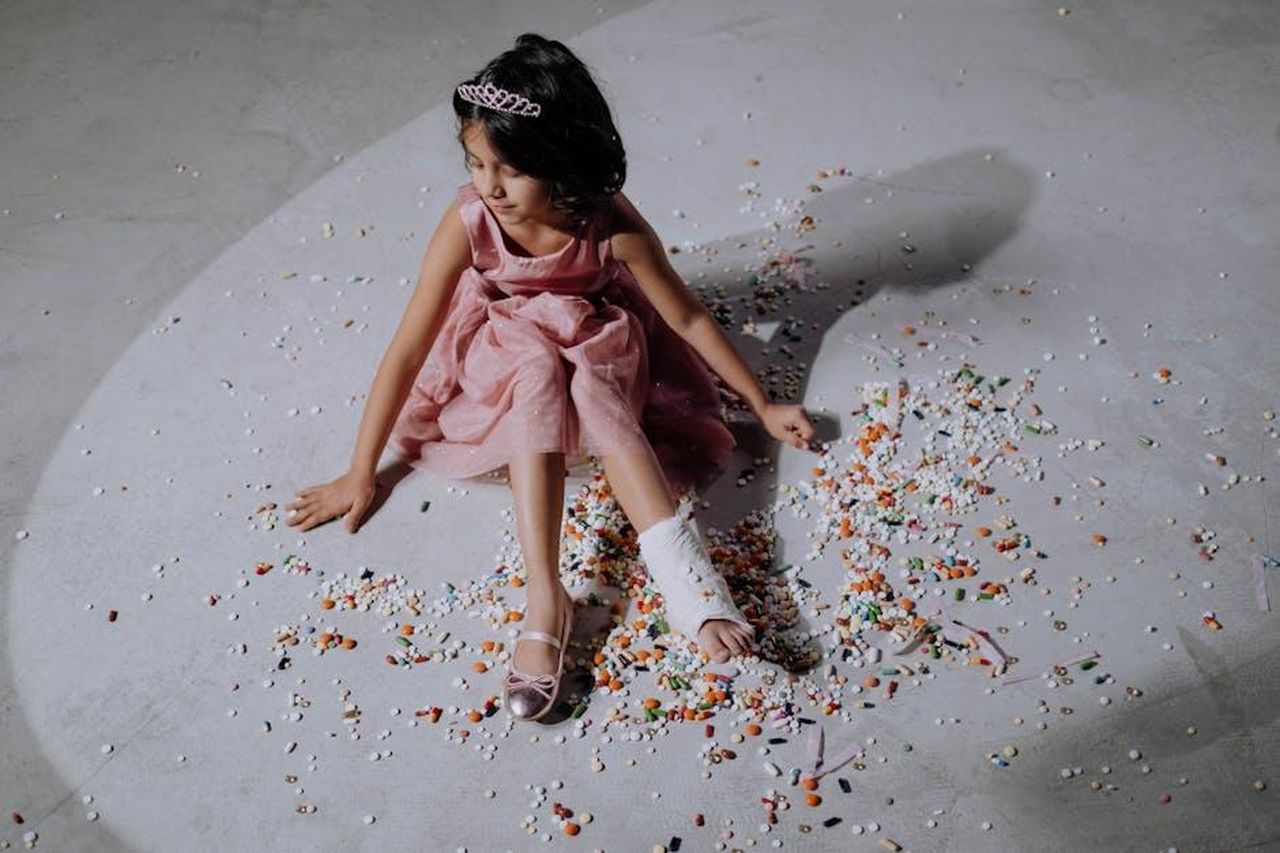 Momenti_di_vulnerabilit_e_dolore_aDYIt9GjHH - Confidenze24 Source: cottonbro studio - pexels - Asian girl in a pink dress with orthopedic cast, sitting on scattered pills.