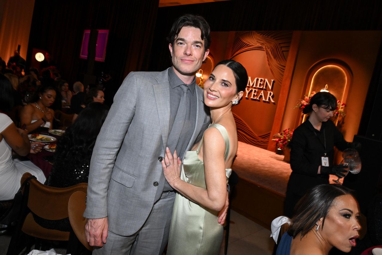 Momenti_speciali_con_John_Mulaney_S1loIw3CB6 - Confidenze24 Source: Gilbert Flores/Variety - Variety - John Mulaney e Olivia Munn al gala
