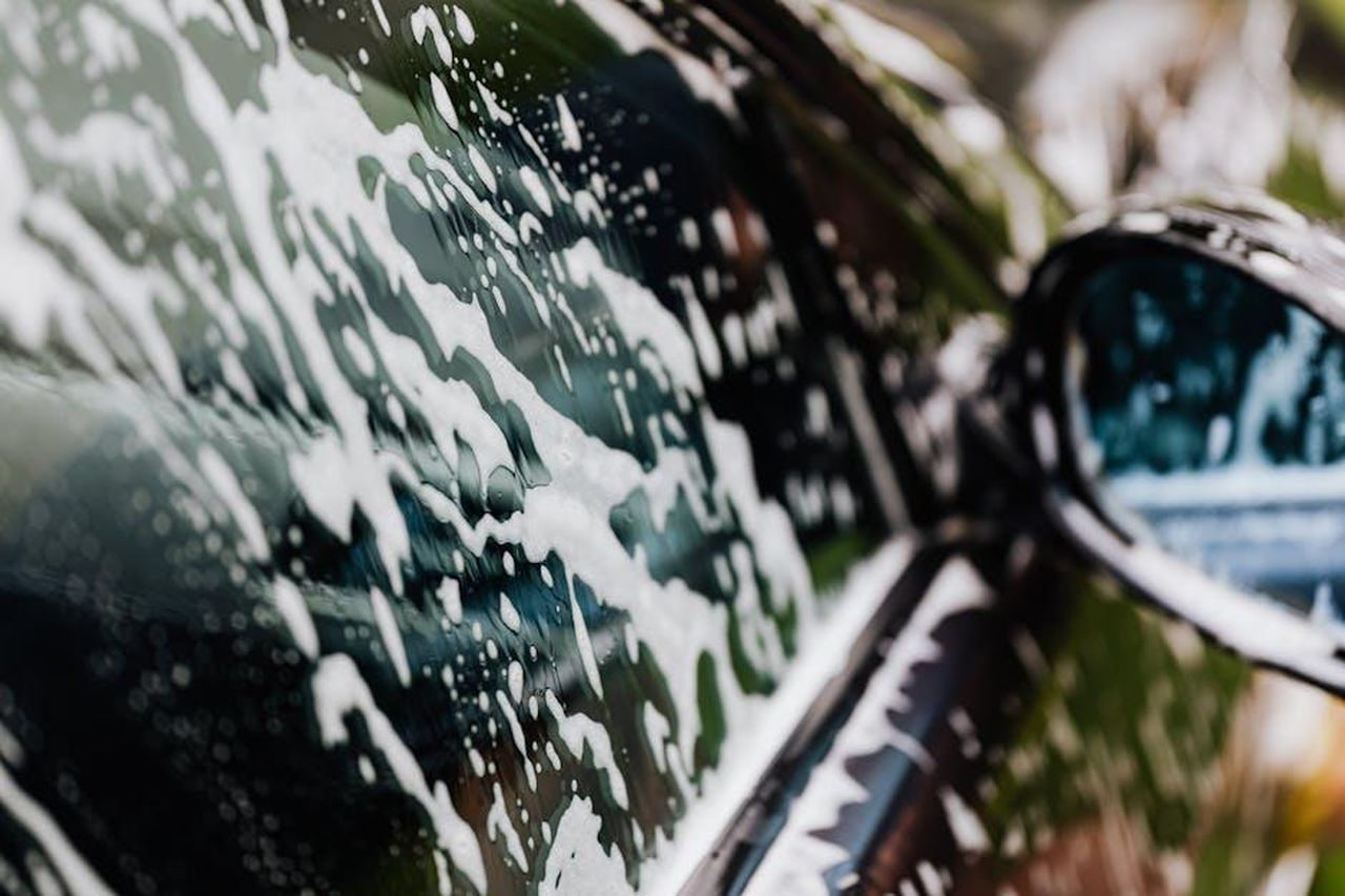 Nelle_puntate_de_La_Promessa_trasmesse_in_Italia_sZeOhaJ5Hv - Confidenze24 Source: Photo By: Kaboompics.com - pexels - Detailed view of car covered in soapy foam during a wash, highlighting cleanliness.