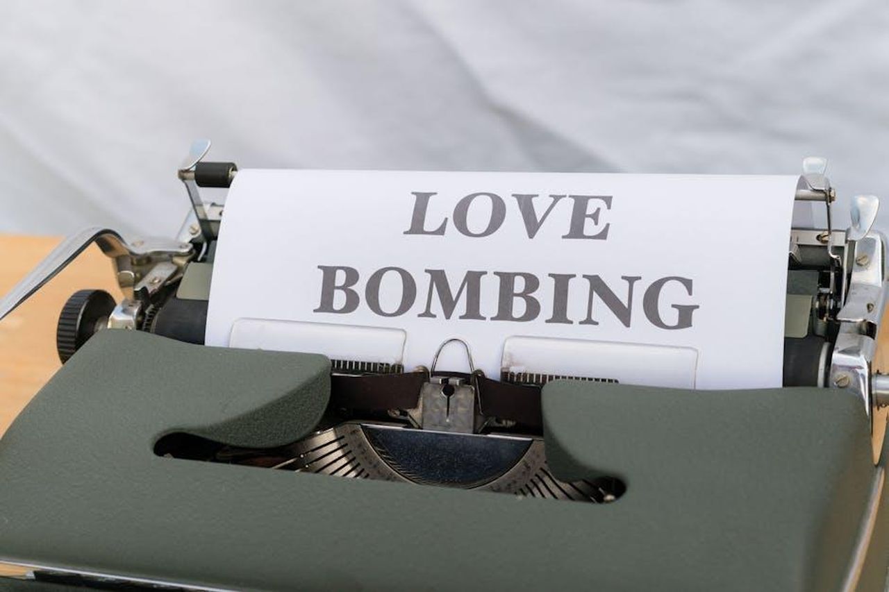 Non_avevo_fiducia_in_me_stessa_N8phSIF5TX - Confidenze24 Source: Markus Winkler - pexels - Close-up of a typewriter displaying the phrase 'Love Bombing' on paper.