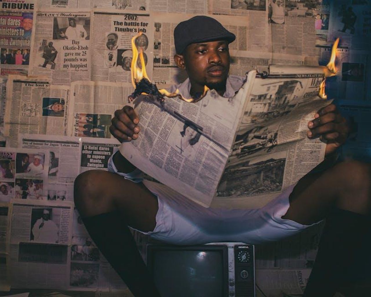 Notizie_sui_nazisti_della_settimana_HvAtDb4BfI - Confidenze24 Source: Stephen O.Ojeleye - pexels - burning the bad comments and PR