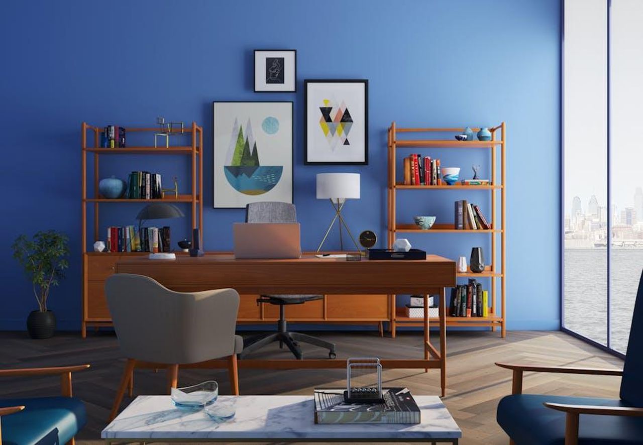 Nuova_serie_di_Outrageous_Homes_dLADQ3J7sL - Confidenze24 Source: Huseyn Kamaladdin - pexels - Elegantly decorated home office with modern furniture and a blue wall.