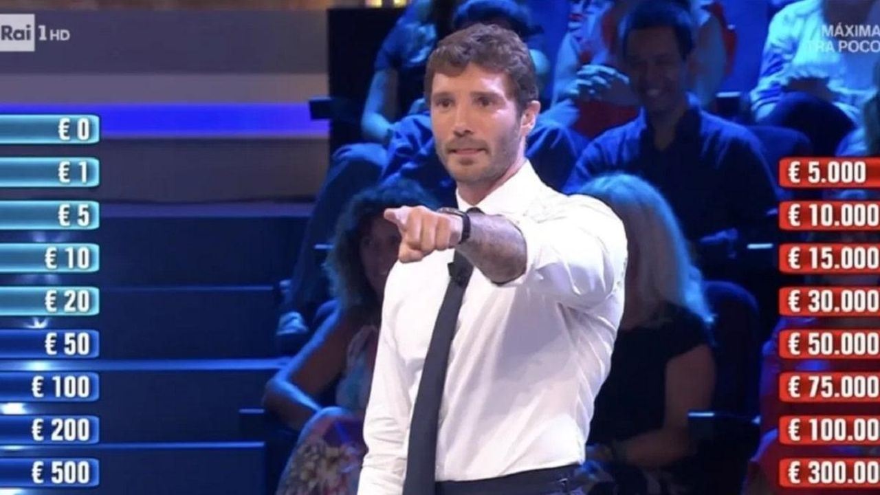 Nuovo_game_show_per_il_conduttore_di_Affari_Tuoi_lultima_indiscrezione_47RbLk2OU2 - Confidenze24 Nuovo game show per il conduttore di Affari Tuoi: l’ultima indiscrezione - foto Stefano De Martino affari tuoi