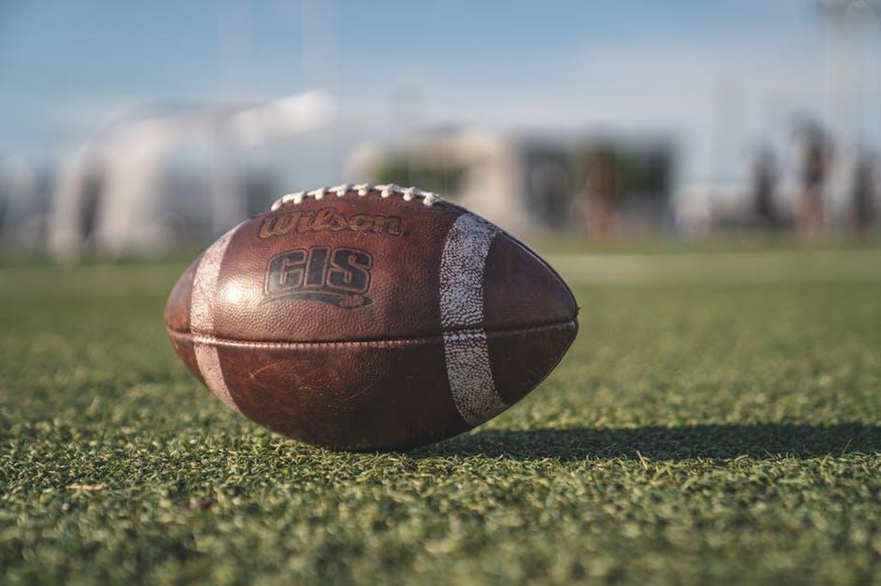 Obiettivo_argentino_per_i_nerazzurri_id3q9MS6J3 - Confidenze24 Source: Jean-Daniel Francoeur - pexels - Close-up of a Wilson football on green grass in an outdoor sports setting, perfect for sports-themed visuals.