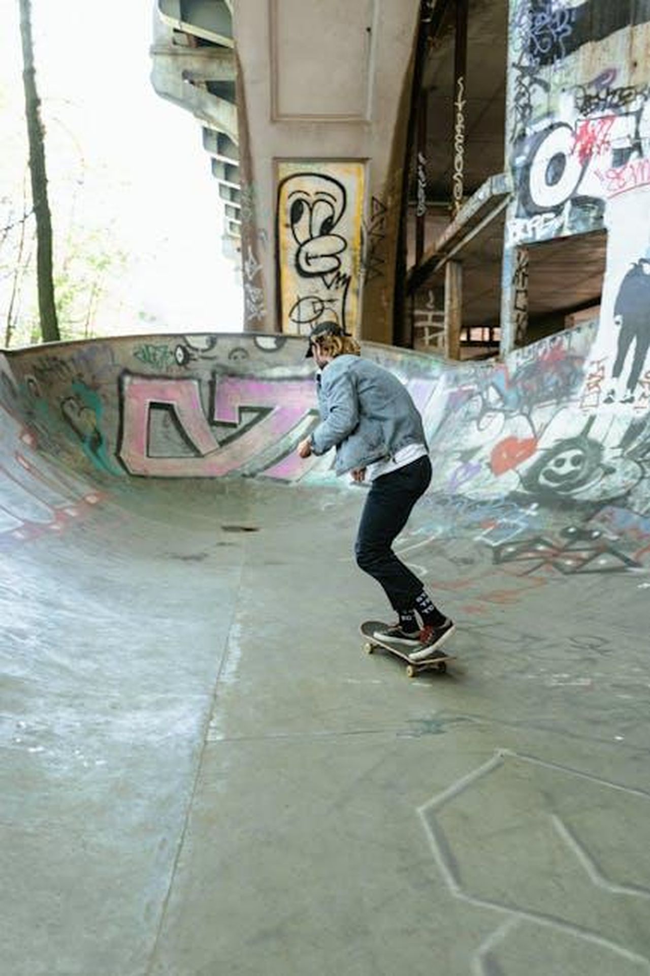 Olly_con_Goran_Bregovic_e_la_Wedding__Funeral_Band__Il_pescatore_Fabrizio_De_Andr_HFvrEZWrhn - Confidenze24 Source: Tima Miroshnichenko - pexels - A skateboarder performs tricks in an urban graffiti-covered skatepark under a bridge.