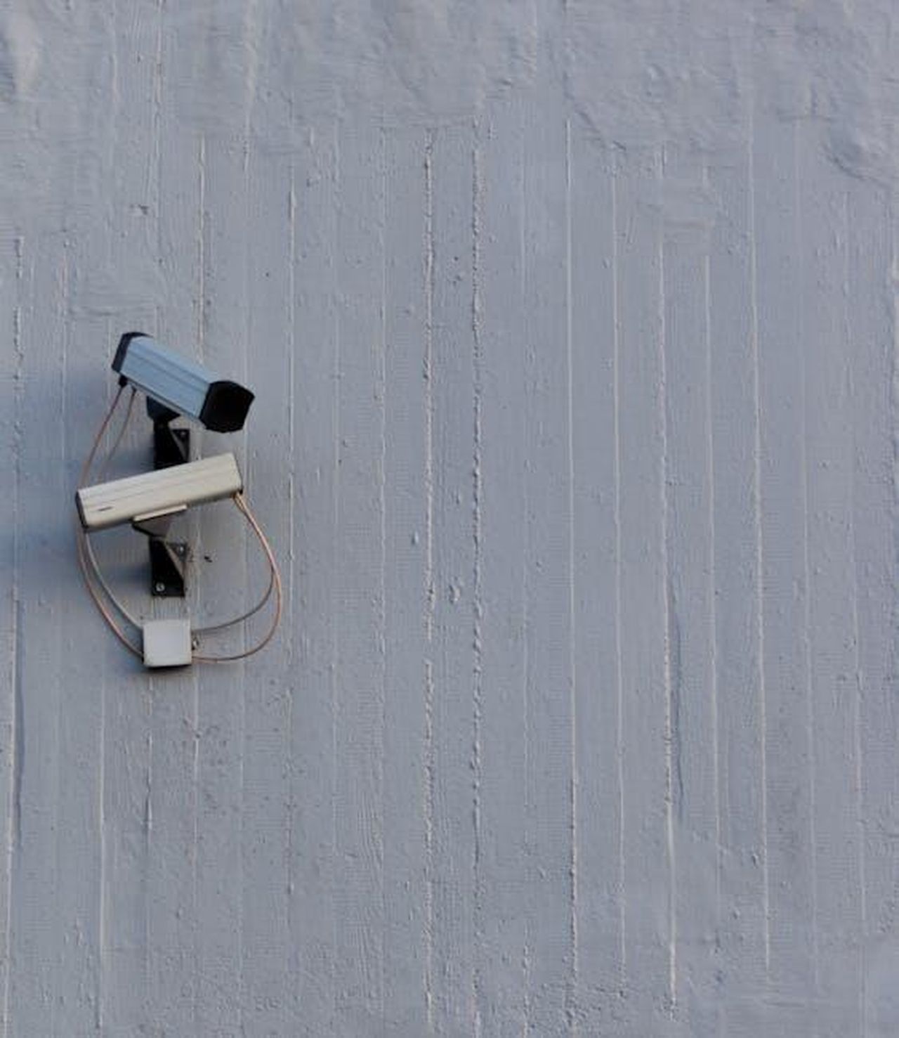 Oltan_scopre_che_dietro_la_morte_di_Burcu_c_la_mano_di_Yeim_bEuGHdzhaC - Confidenze24 Source: Florian Eckerle - pexels - Two surveillance cameras mounted on a wall for security and safety monitoring.