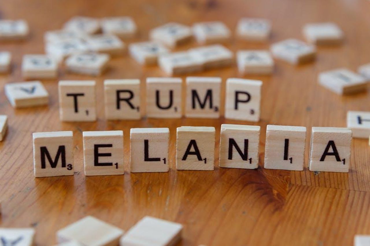 Opinioni_sui_Trumpers_W7fGMXSA0c - Confidenze24 Source: Markus Winkler - pexels - Wooden tiles arranged with letters spelling 'TRUMP' and 'MELANIA' on a table.