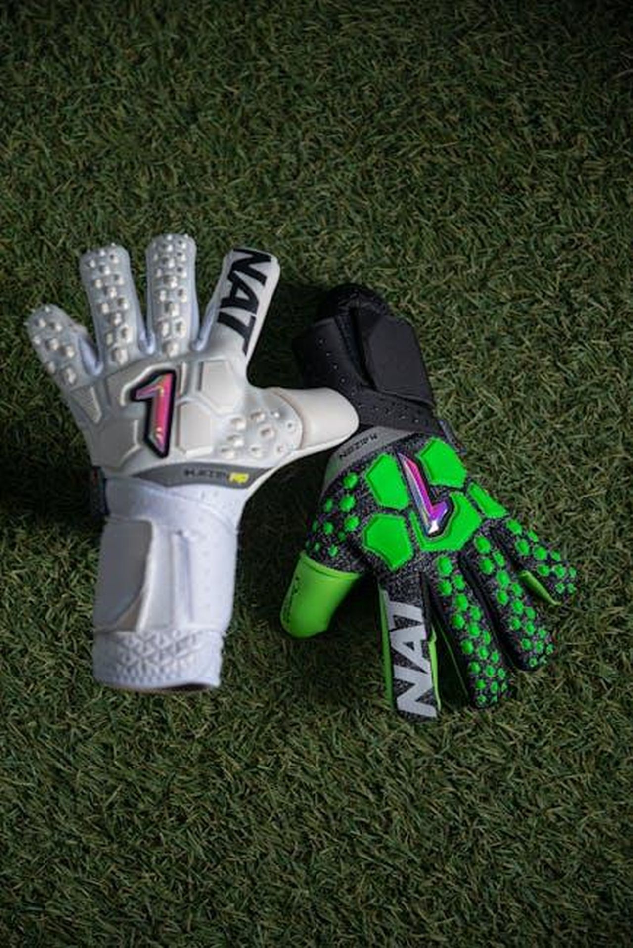 Ora_la_Dea_dovr_concentrarsi_sul_campionato_ZlnNjWjNrE - Confidenze24 Source: Jonatan Gomez - pexels - A close-up shot of vibrant football gloves on lush green grass.