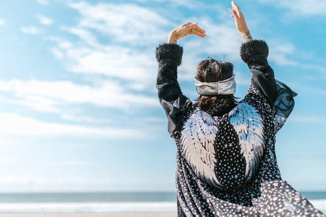 Oroscopo_Paolo_Fox_Bilancia_cikQYenSPM - Confidenze24 Source: RDNE Stock project - pexels - Person with angel wings raises arms in meditation on a sunny beach.