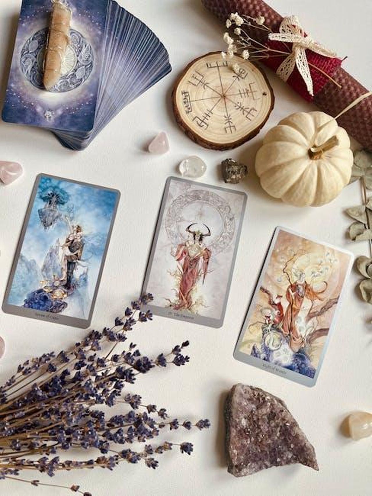 Oroscopo_Paolo_Fox_Gemelli_E319lzWo9O - Confidenze24 Source: Veronika Malchevska - pexels - A top view of a tarot card spread with crystals, a pumpkin, and lavender arrangement.