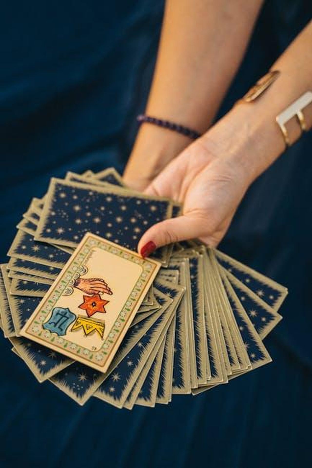 Oroscopo_da_luned_24_febbraio_a_domenica_2_marzo_pagelle_da_Leone_a_Scorpione_mT6SabUvt5 - Confidenze24 Source: Anna Tarazevich - pexels - Close-up of a hand holding tarot cards, symbolizing spirituality and divination.