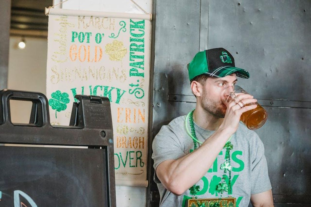 Oroscopo_segni_fortunati_del_24_febbraio_CeUyZ5xecv - Confidenze24 Source: Laura Tancredi - pexels - Young guy in festive outfit drinking glass of beer and looking away during celebration of St Patricks Day in pub