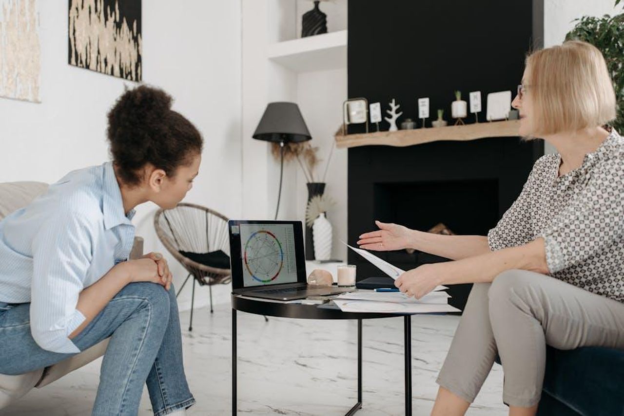 Oroscopo_segni_fortunati_del_mese_di_marzo_naFfesF1UE - Confidenze24 Source: Pavel Danilyuk - pexels - Astrologer and young woman discussing a natal chart on a laptop indoors.