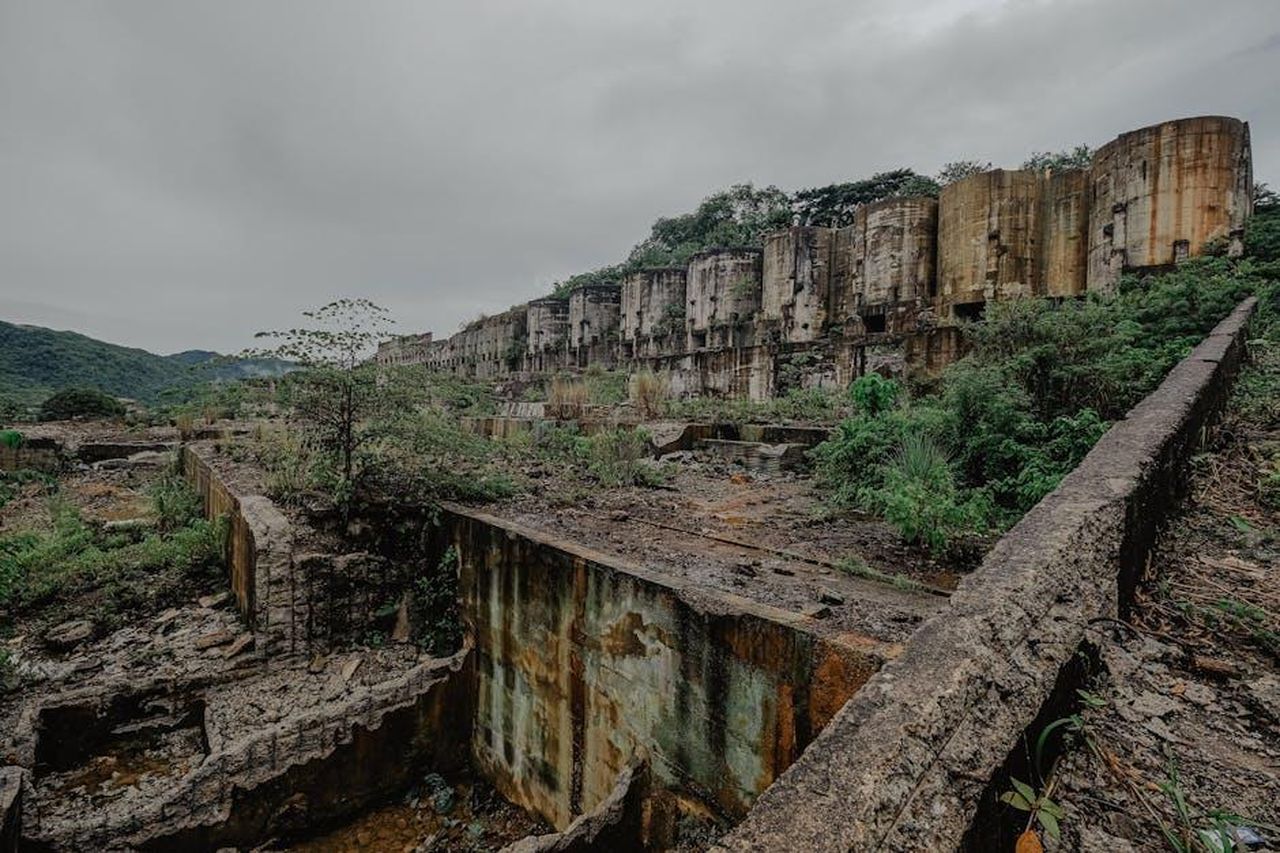 Ottimi_ascolti_per_la_terza_stagione_di_Mina_Settembre_su_Rai_1_Py70QlHEOl - Confidenze24 Source: Denniz Futalan - pexels - Explore the eerie beauty of abandoned industrial ruins amidst lush greenery and rugged terrain.