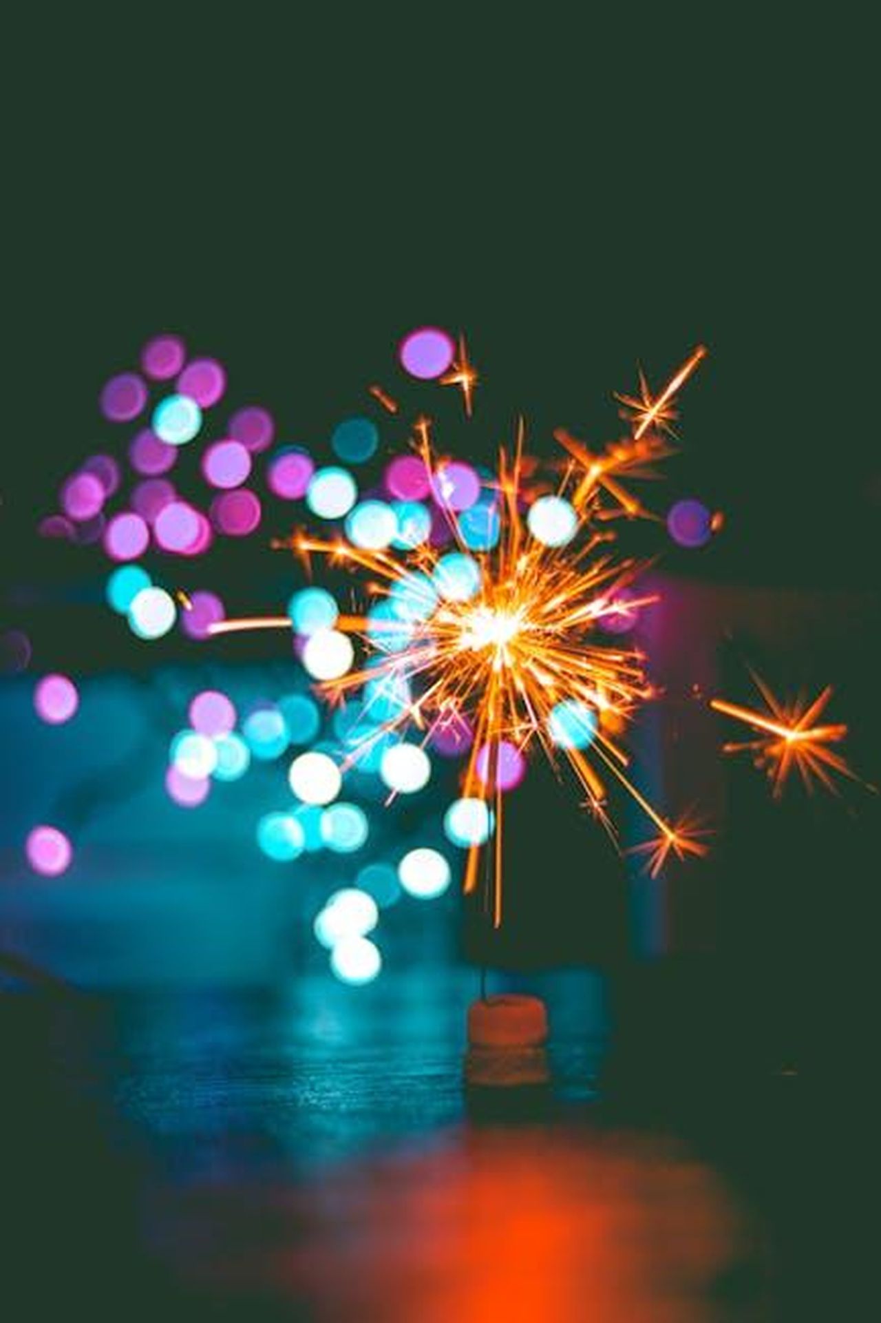 Overjoyed_un_brand_per_celebrare_la_vita_quotidiana_HvCLLetgyx - Confidenze24 Source: Hasan Albari - pexels - A dynamic sparkler igniting against a colorful bokeh background, perfect for celebrations.