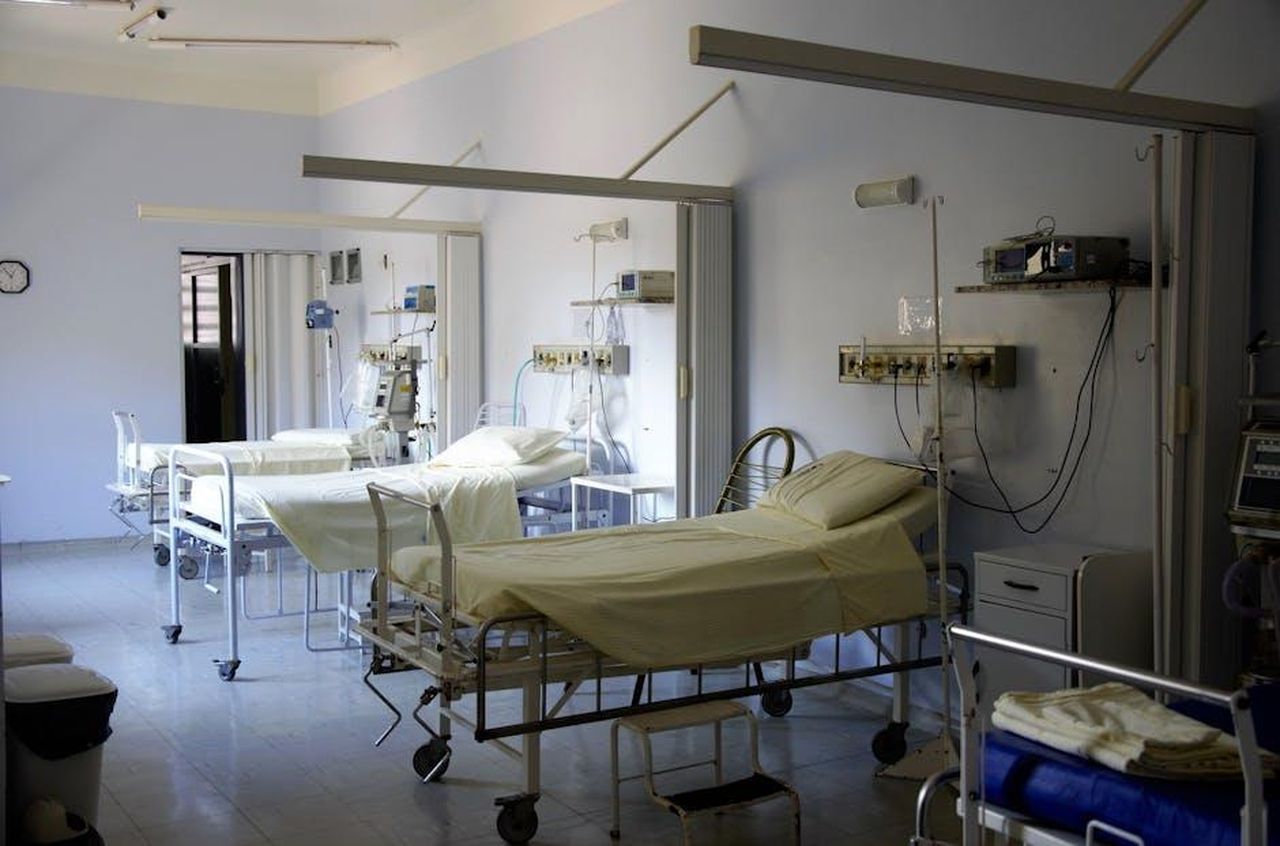 Oyku_in_ospedale_Guzide_e_Oylum_in_panico_y8fRWgTkYU - Confidenze24 Source: Pixabay - pexels - Spacious hospital room with several empty beds and medical equipment, emphasizing healthcare and hygiene.