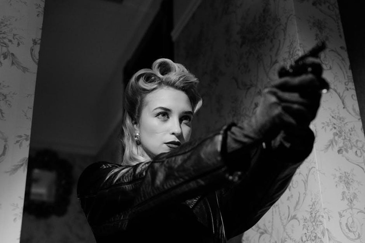 Oylum_accetta_di_sposare_Tolga_Tarik_denuncia_Umit_4mMMyxAG7F - Confidenze24 Source: cottonbro studio - pexels - A striking monochrome portrait of a woman in vintage fashion, exuding mystery and elegance.
