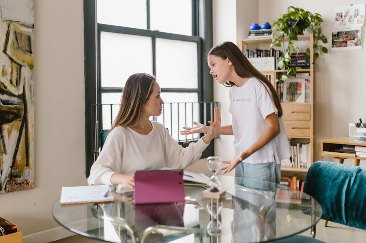 Oylum_e_Ozan_hanno_gi_deciso_da_che_parte_stare_hJfdNXbPEQ - Confidenze24 Source: RDNE Stock project - pexels - A mother and daughter having a disagreement in a home office setting, symbolizing work-life balance challenges.