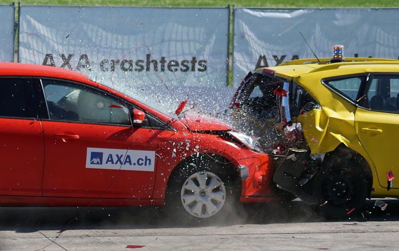Oylum_sfida_Behram_ma_finisce_in_un_taxi_fuori_controllo_qNANMNtLyV - Confidenze24 Source: Pixabay - pexels - Red and yellow cars shown in a head-on collision during a crash test for safety evaluation.