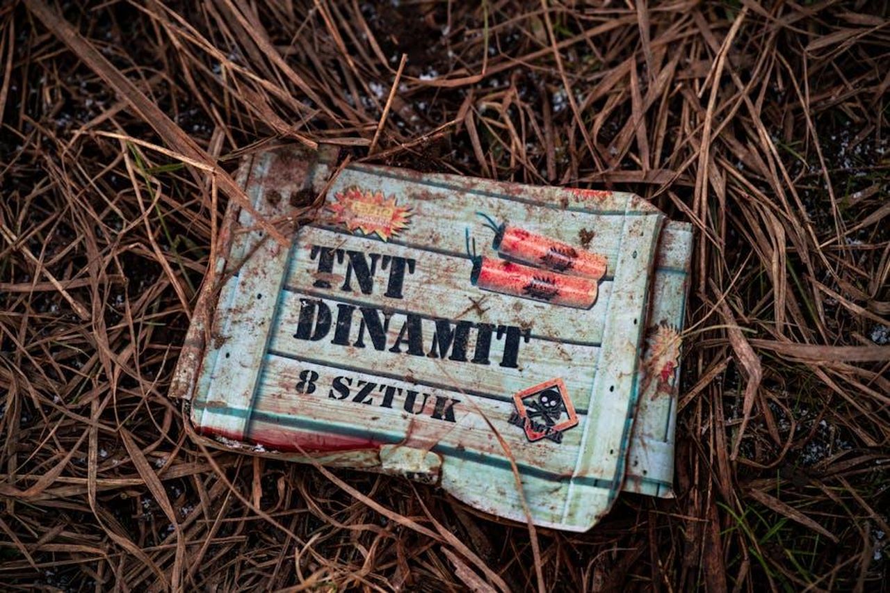 Oylum_vuole_abortire_ma_Behram_minaccia_di_uccidere_la_sua_famiglia_8btMIRchjx - Confidenze24 Source: Michał Robak - pexels - An old TNT box lies on dry grass, showcasing rustic and gritty textures outdoors.