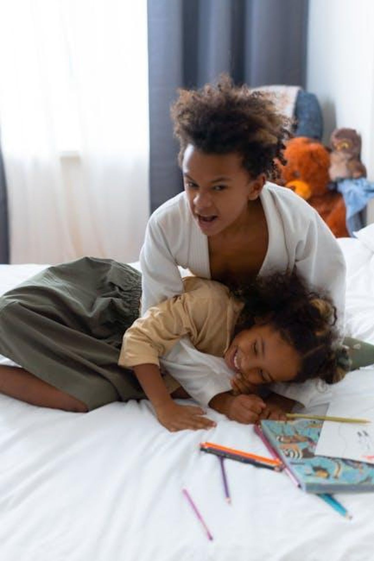 Ozan_coinvolto_in_una_rissa_in_carcere_spoiler_del_18_febbraio_yIqPDIVgWd - Confidenze24 Source: cottonbro studio - pexels - Two siblings having playful fun on a bed in a bright bedroom setting.