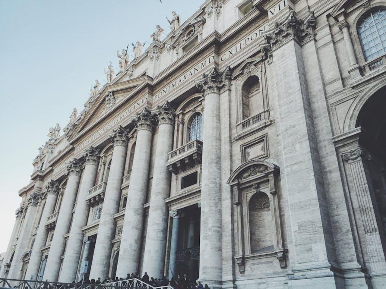 Papa_emerito_La_visione_di_Francesco_yw2lblQl7b - Confidenze24 Source: Pierre Sudre - pexels - View of the stunning stone facade and grand columns of St. Peter's Basilica in Vatican City, a masterpiece of Renaissance architecture.
