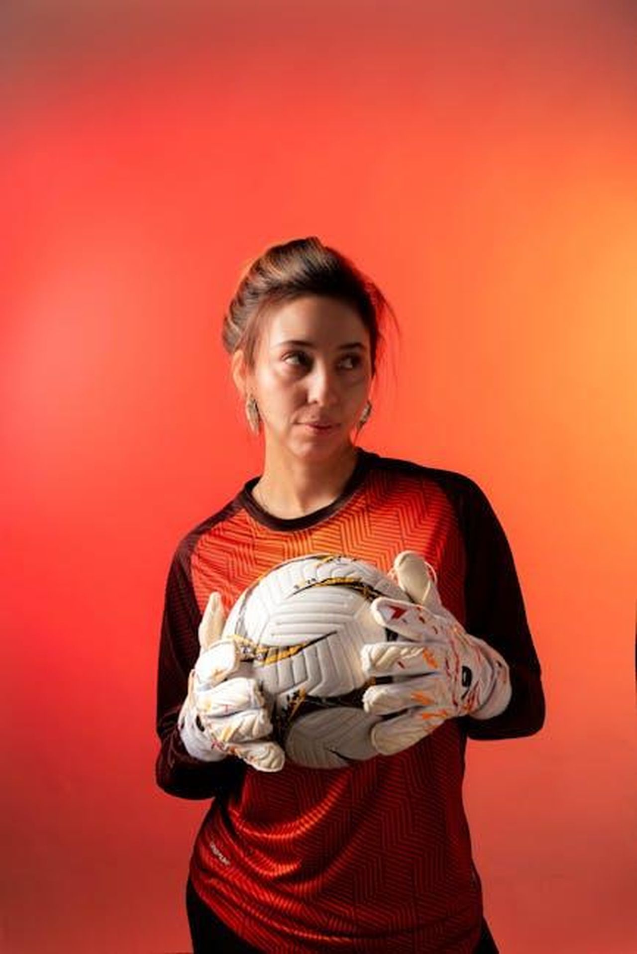 Per_giugno_la_Juve_punter_anche_su_Adeyemi_z3Wcz8hlk2 - Confidenze24 Source: Jonatan Gomez - pexels - Portrait of a female goalkeeper with gloves holding a soccer ball in a studio setting.