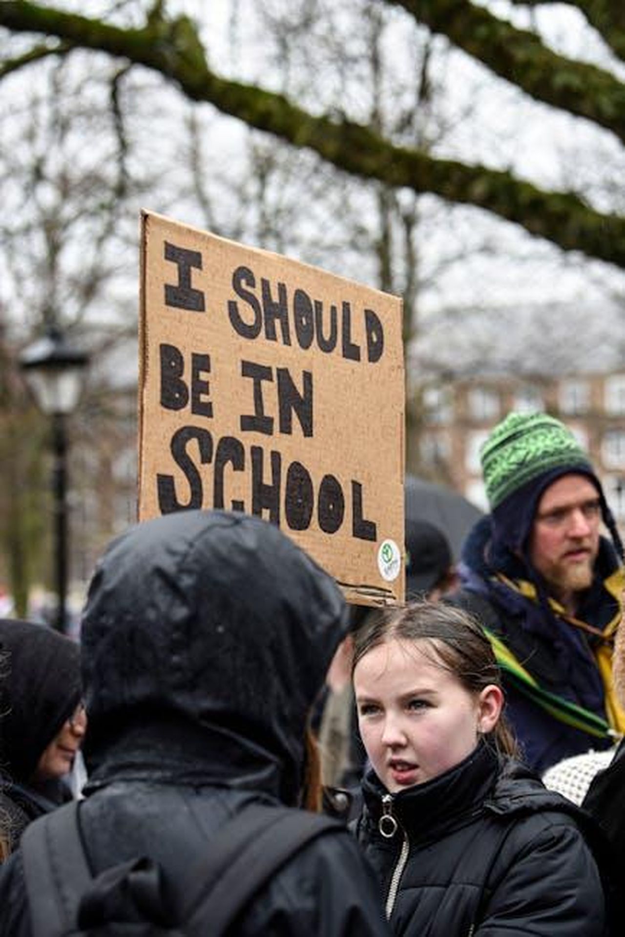 Perch_Paloma_Faith_ha_lasciato_The_Voice_Sme7Zcfz0S - Confidenze24 Source: Karolina Krol - pexels - Young protester in Bristol holding a sign in a rainy urban demonstration. Captured outdoors, daytime.