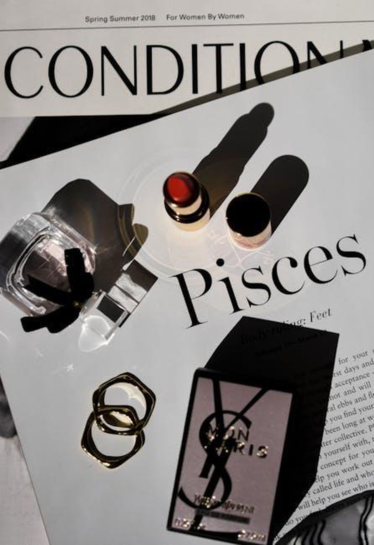 Pesci_lavoro_dinamico_tnylBJeLTc - Confidenze24 Source: Harper Sunday - pexels - A stylish flat lay featuring lipstick, perfume, and rings with a horoscope theme.