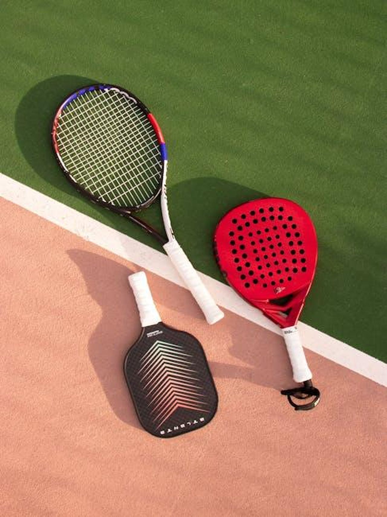 Preparazioni_per_i_Giochi_del_2027_a_Birmingham_h3Gyr4kWt4 - Confidenze24 Source: Rodrigo Ortega - pexels - Tennis, padel, and pickleball rackets on a vibrant multi-colored court.