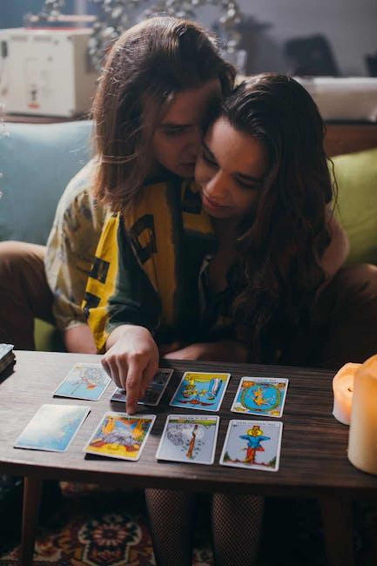 Previsioni_amorose_per_il_giorno_21_febbraio_da_Leone_a_Scorpione_65bKvggYkR - Confidenze24 Source: KoolShooters - pexels - An intimate couple enjoying a tarot card reading together in a cozy indoor setting.