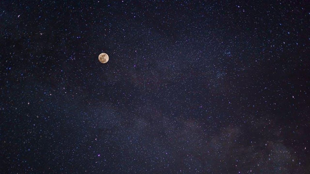 Previsioni_astrali_posizioni_centrali_EhVEo3EIBc - Confidenze24 Source: Min An - pexels - A breathtaking view of the full moon against a starry night sky with the Milky Way.