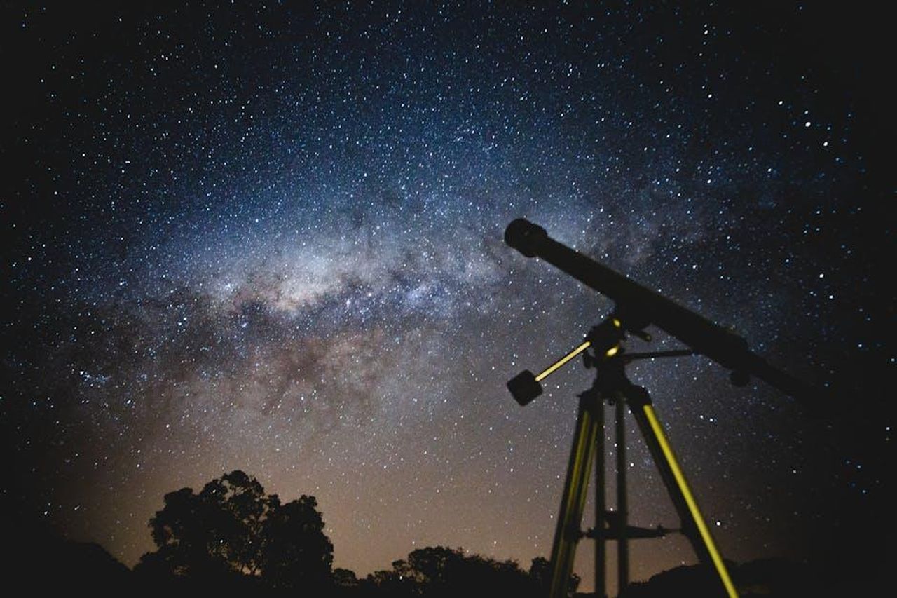 Previsioni_astrali_posizioni_centrali_RtuY7ojftk - Confidenze24 Source: Lucas Pezeta - pexels - Stunning starry sky with silhouette of telescope capturing the Milky Way in Brazil.