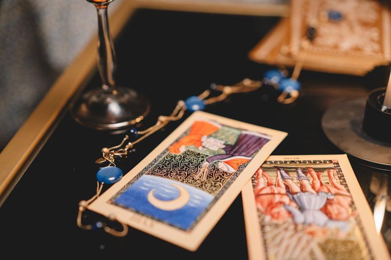 Previsioni_astrologiche_dal_17_al_23_gennaio_segno_per_segno_ldhzDOEwzJ - Confidenze24 Source: cottonbro studio - pexels - Close-up view of tarot cards on a table with a wineglass and mystical elements.