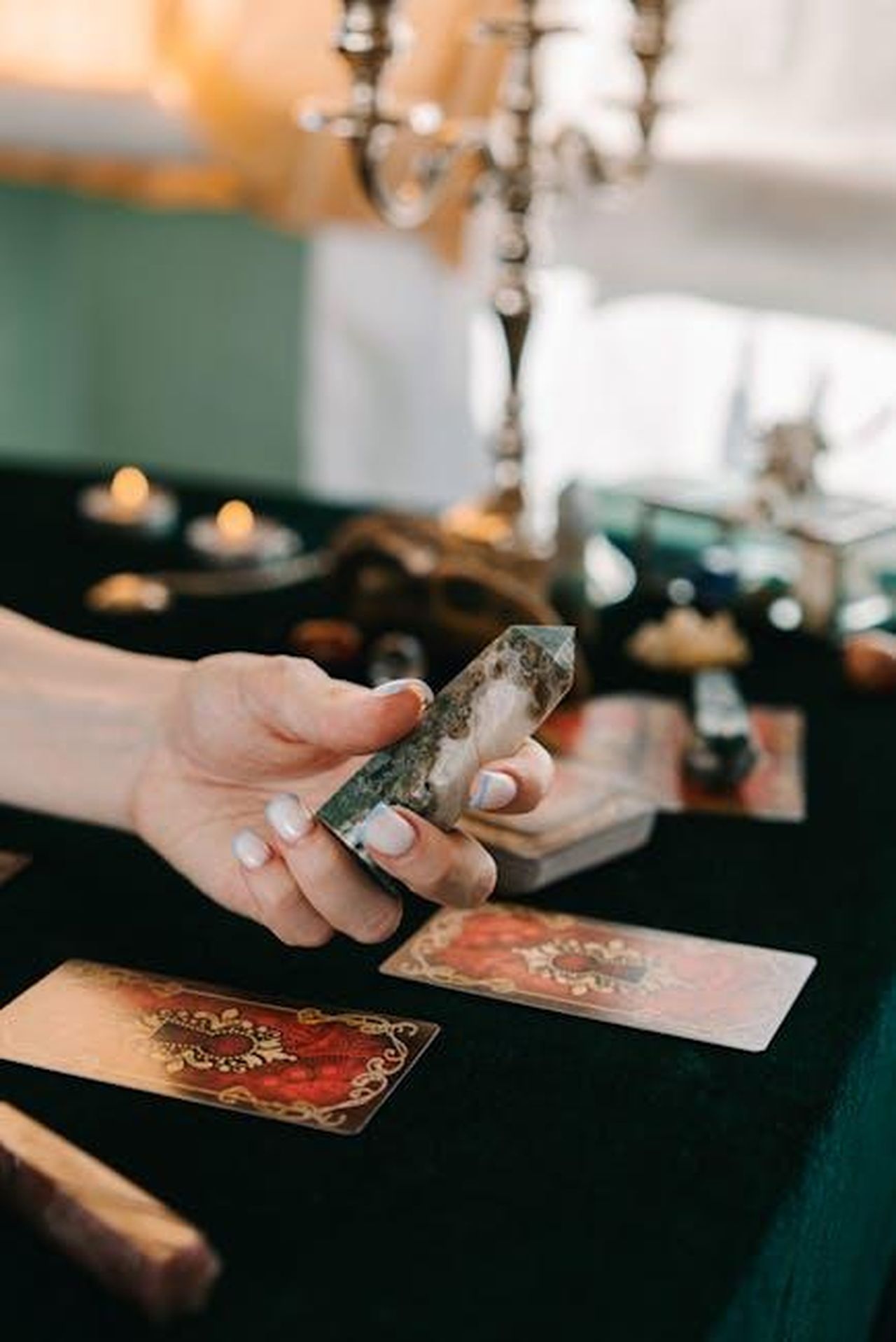 Previsioni_astrologiche_del_weekend_22232_Vn0hcyNwqw - Confidenze24 Source: Mikhail Nilov - pexels - A serene scene of tarot reading enhanced by crystal healing tools.