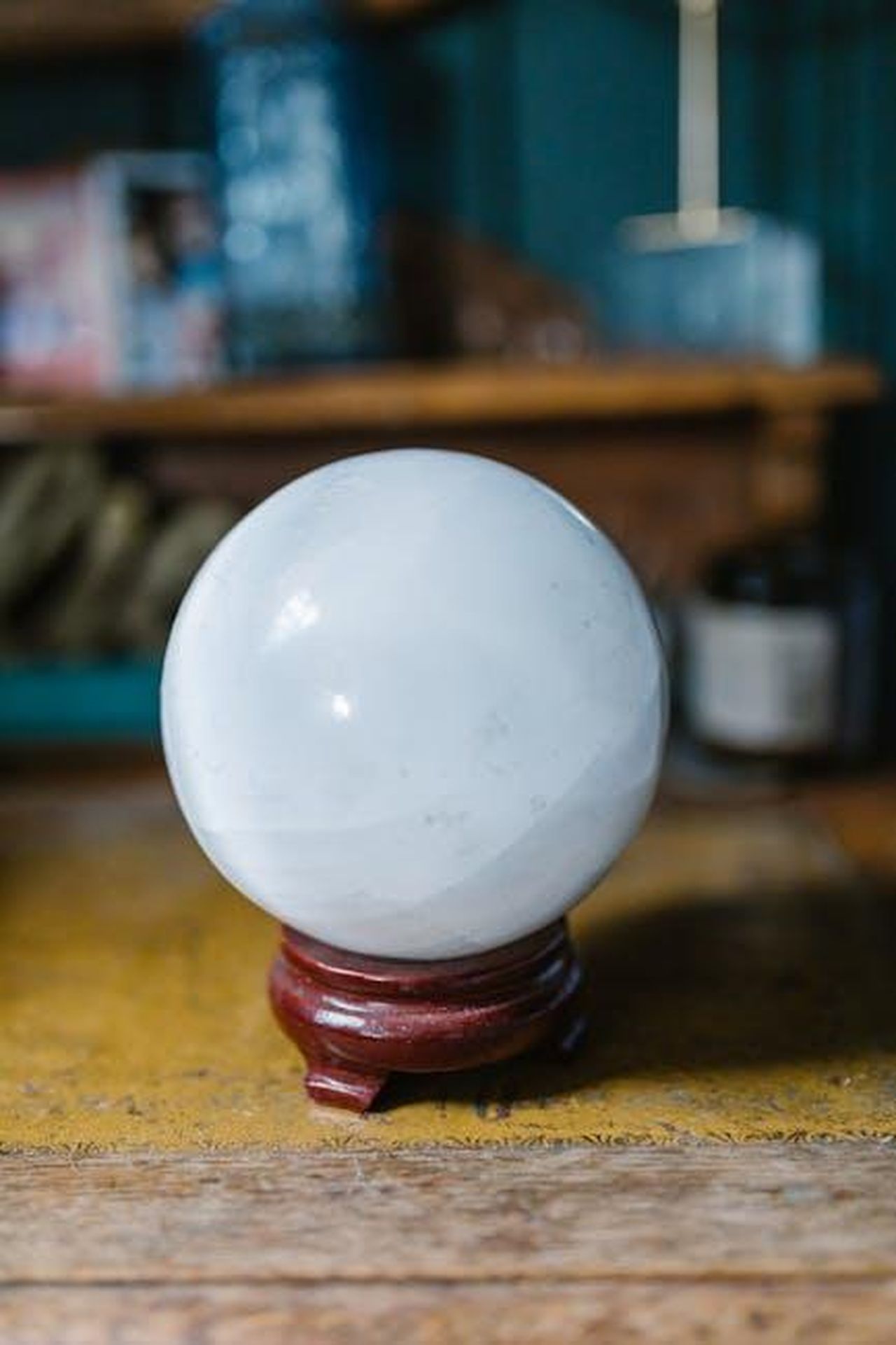 Previsioni_astrologiche_della_settimana_28_febbraio__2_marzo_qbktGRNAZp - Confidenze24 Source: RDNE Stock project - pexels - A crystal ball on a wooden stand, perfect for mystical and fortune-telling themes.