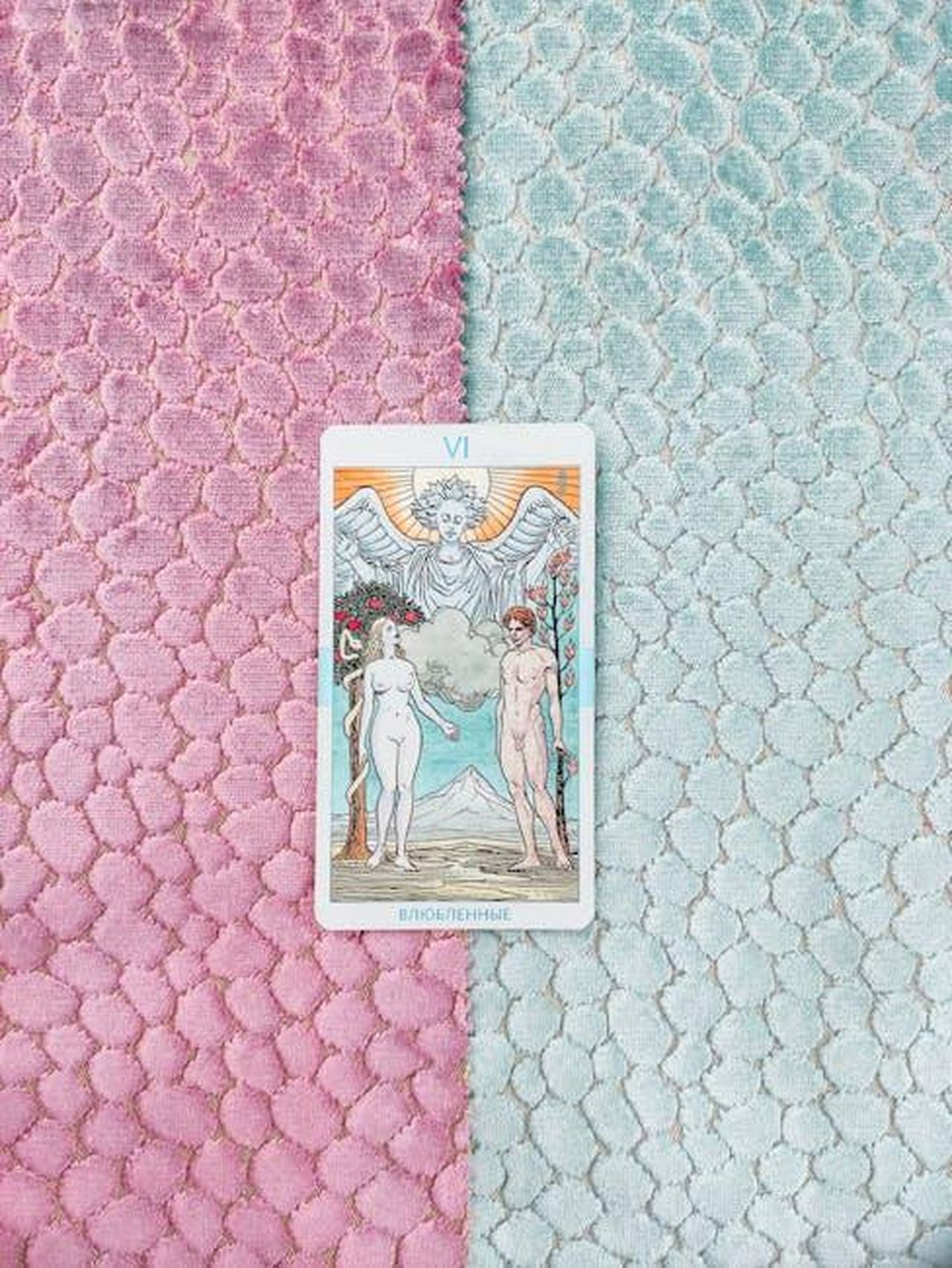 Previsioni_astrologiche_dellamore_del_17_febbraio_con_classifica_VeIhbv7Hox - Confidenze24 Source: Irena Sable - pexels - Tarot lovers card placed on a textured pink and blue background, symbolizing love and good fortune.