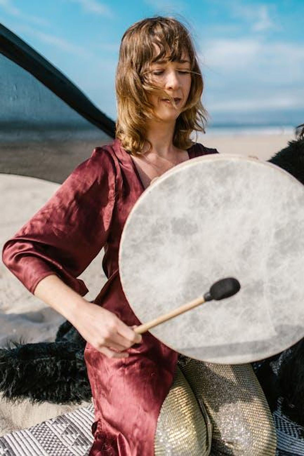 Previsioni_delloroscopo_del_fine_settimana_2223_febbraio_2025_segni_flop_e_top_TttTrUfKAb - Confidenze24 Source: RDNE Stock project - pexels - Woman in red robe striking a drum on a sunny beach in summer.