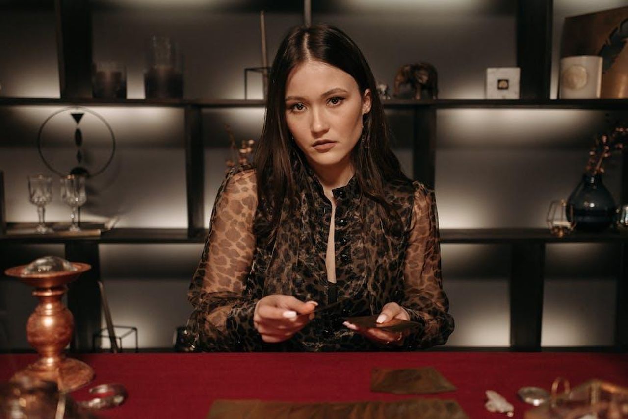 Previsioni_e_oroscopo_settimanale_fino_al_2_marzo_2025_i_segni_flop_e_top_in_amore_VcLSD5bwIo - Confidenze24 Source: Pavel Danilyuk - pexels - Mysterious young woman performing a fortune telling session with tarot cards.