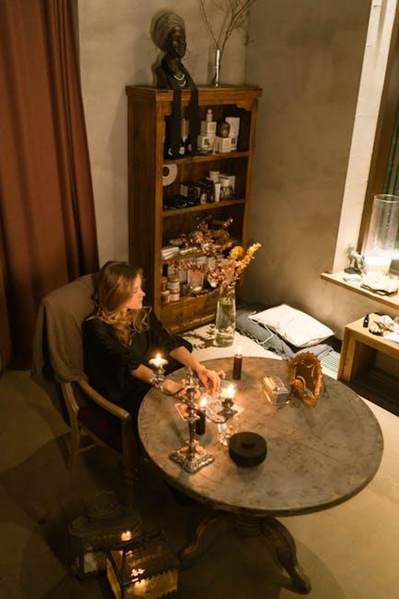 Previsioni_sentimentali_e_finanziarie_per_la_settimana_fino_al_2_marzo_da_Sagittario_a_Pesci_lQGxs4X7o1 - Confidenze24 Source: Anastasia Shuraeva - pexels - A woman practicing divination with tarot cards and candles in a cozy, mystical setting.