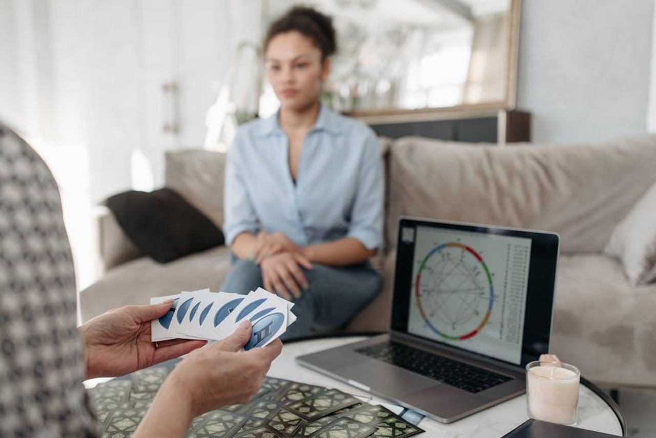 Previsioni_zodiacali_del_20_febbraio_la_coda_della_classifica_iTybFGotHr - Confidenze24 Source: Pavel Danilyuk - pexels - A woman has her fortune read with tarot cards and astrology chart on a laptop.