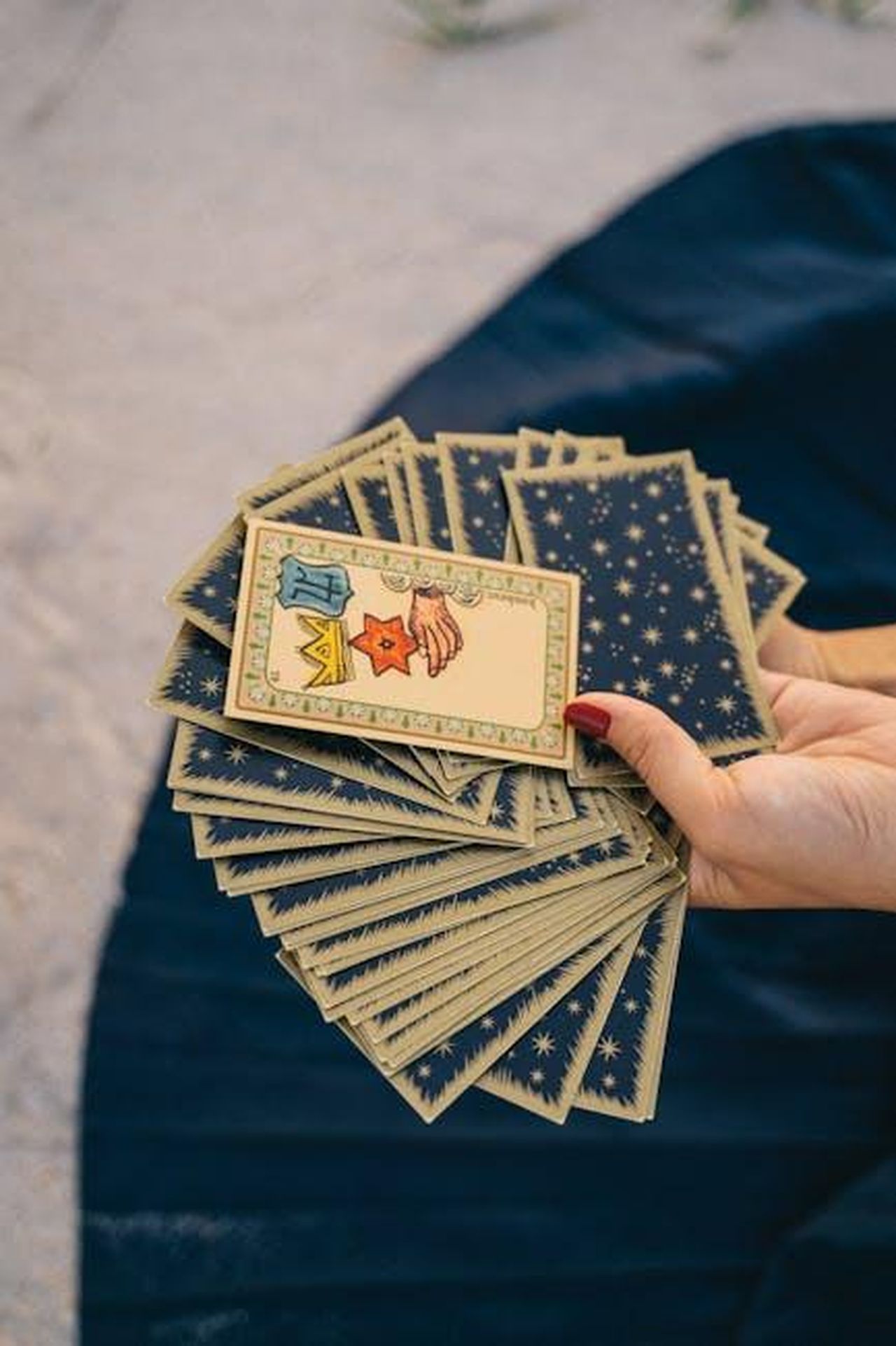Previsioni_zodiacali_del_21_febbraio_la_coda_della_classifica_Y1QrGKWiaT - Confidenze24 Source: Anna Tarazevich - pexels - A hand holding a deck of tarot cards, symbolizing spirituality and divination.