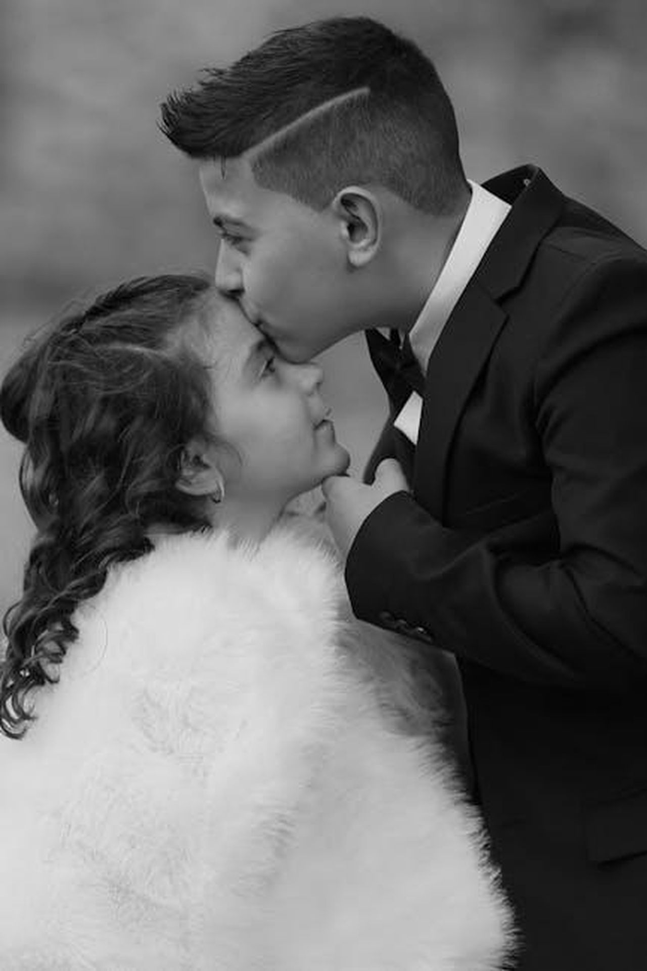 Primark_una_novit_per_la_regione_CrMhf8wxa8 - Confidenze24 Source: Giovanni Guerrisi - pexels - A young couple sharing a tender moment during a wedding in Molochio, Calabria, Italy.