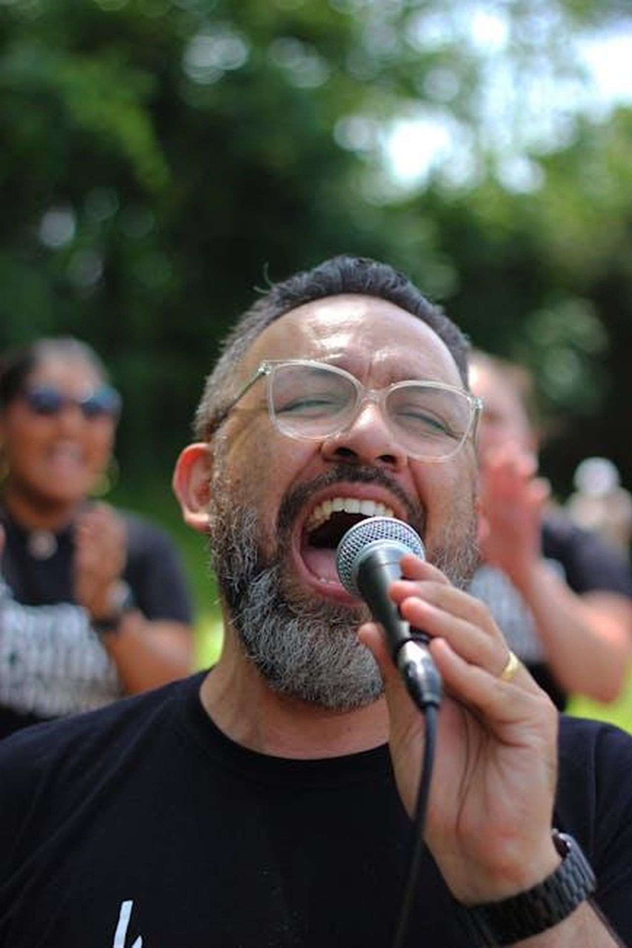 Prime_anticipazioni_puntata_2002_iLoMXZykuy - Confidenze24 Source: Luan Albarracin - pexels - A passionate singer performing an outdoor live concert under sunny skies in Braga, Portugal.
