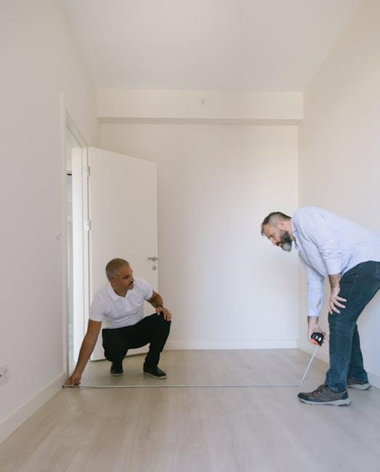 Progetti_futuri_legati_a_Sanremo_ahjvwi30db - Confidenze24 Source: Meruyert Gonullu - pexels - Two men measuring an empty room for renovation in Istanbul, Turkey.