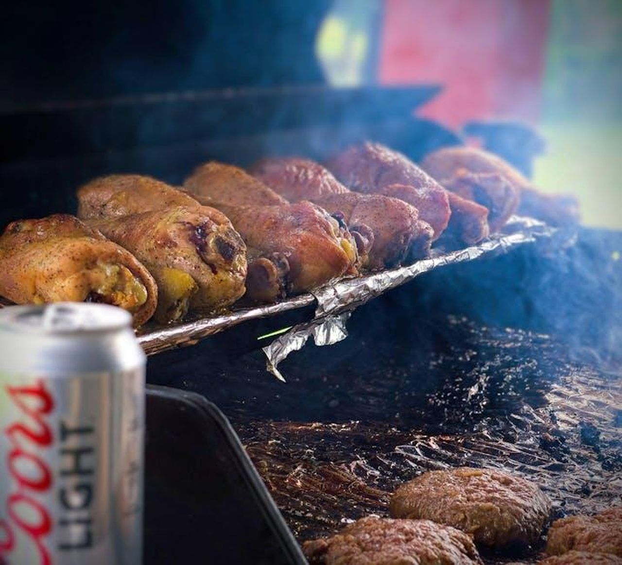 Pu_essere_consumato_da_tutti_J2ROP1pkTU - Confidenze24 Source: Obi Onyeador - pexels - Delicious grilled chicken with beer, perfect for summer BBQs.