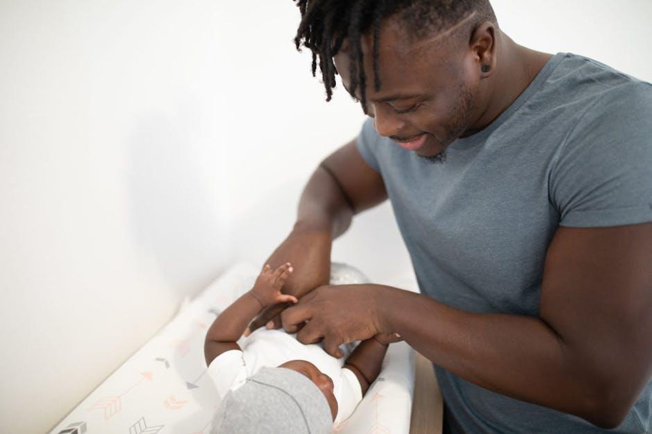 Quando_iniziare_a_parlare_di_pornografia_con_i_propri_figli_ZqltUhQ53i - Confidenze24 Source: nappy - pexels - Loving father joyfully interacts with baby during diaper change.