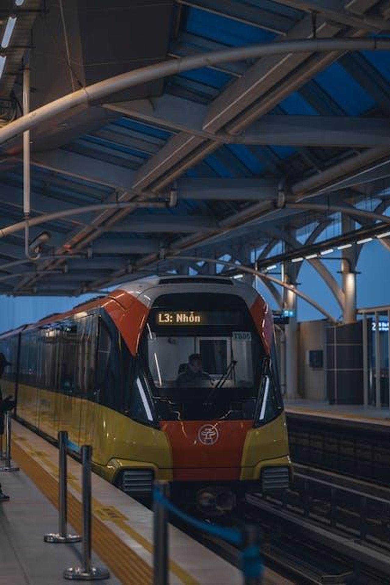 Questa_La_So_in_realt__il_prodotto_45Ideas_realizzato_da_IdeaSolutions_btn7KDZbBL - Confidenze24 Source: Toàn Văn - pexels - Night view of a modern metro train at an urban station platform, showcasing public transport infrastructure.
