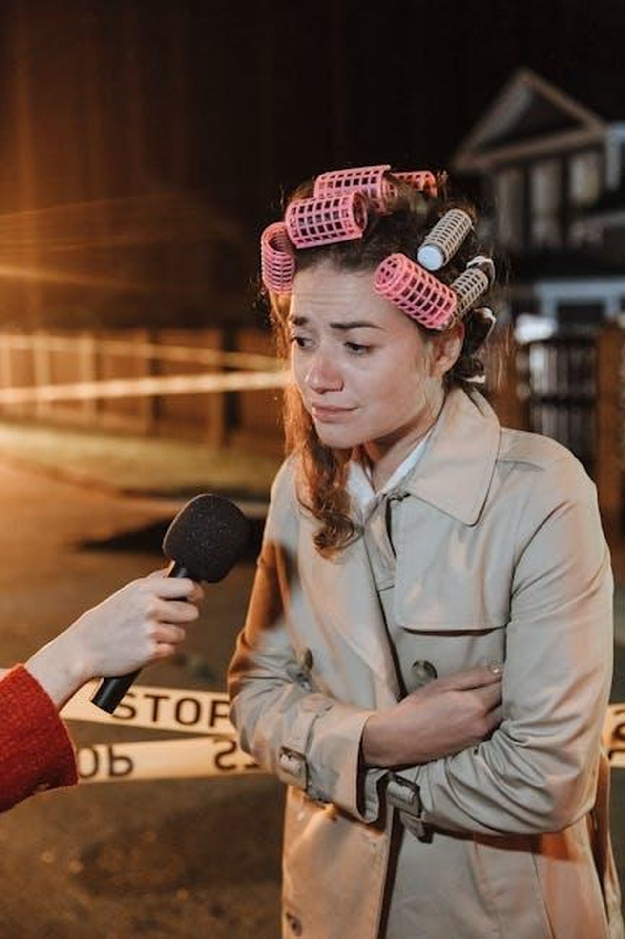 Reazioni_alla_nuova_politica_della_Casa_Bianca_3CPYBYQPcS - Confidenze24 Source: cottonbro studio - pexels - Woman with hair curlers and worried look being interviewed at a crime scene outdoors at night.